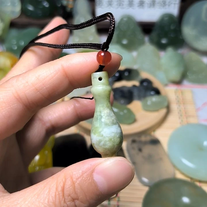 蛇纹石玉颈饰未镶嵌莫**份