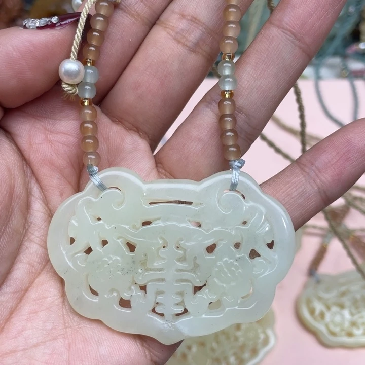 感***悟蛇纹石玉未镶嵌颈饰