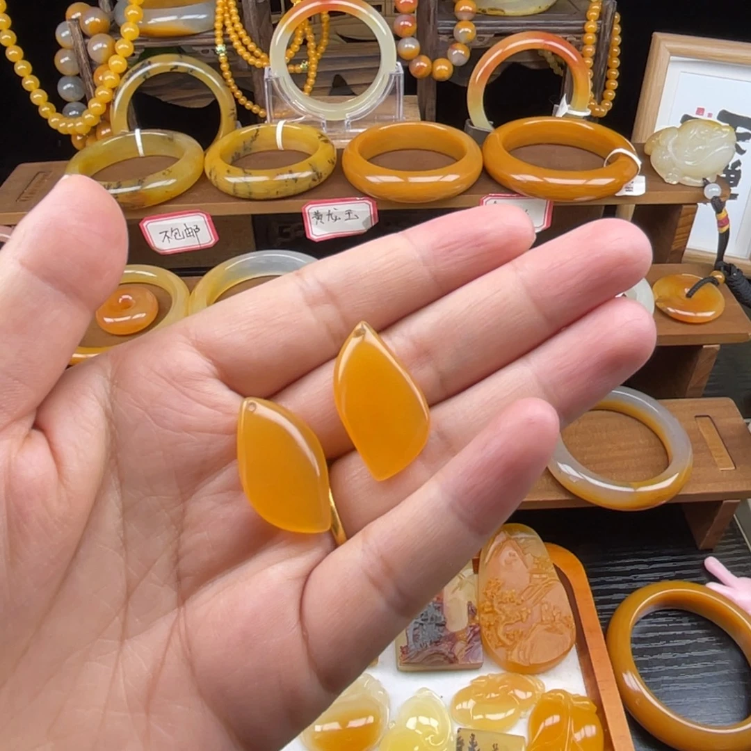 石英质玉（黄龙玉）未镶嵌颈饰