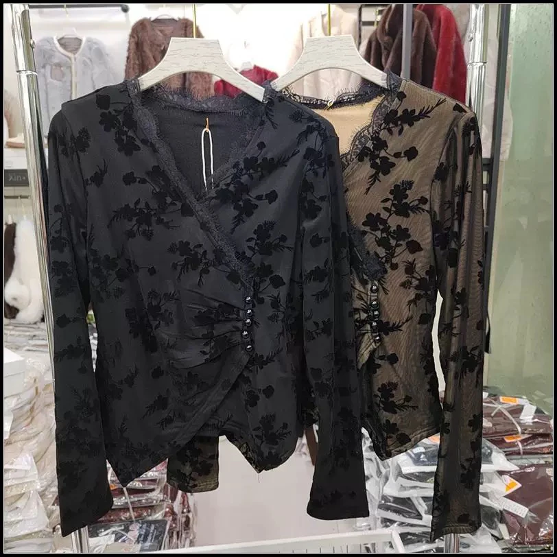 新款欧货复古，气质V领烧花印花，长袖修身上衣，百搭时尚