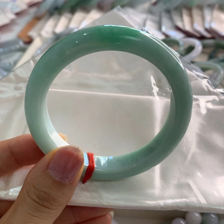 翡翠未镶嵌手镯果绿57.5