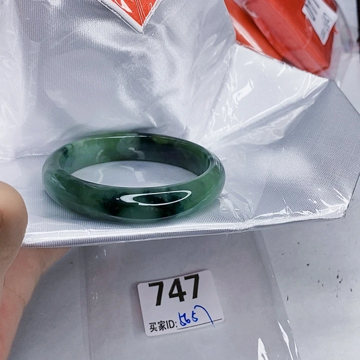 翡翠未镶嵌手镯一图一物实物为准（微瑕处理）