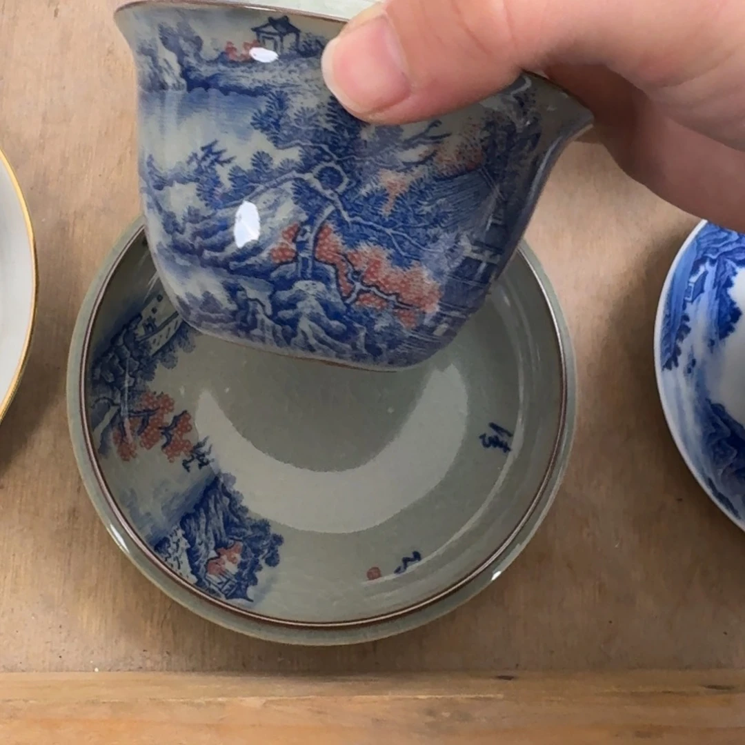 青花釉里红卧足盖碗微瑕