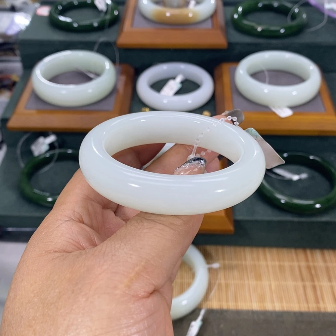 和田玉手镯未镶嵌