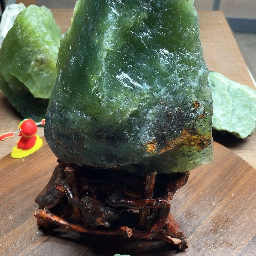四***春未镶嵌蛇纹石玉原石