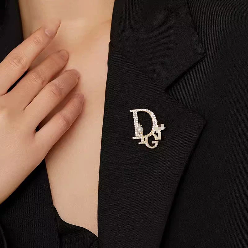 合金仿珍珠胸针 新款小香风字母胸针高档女气质珍珠胸花精致防走