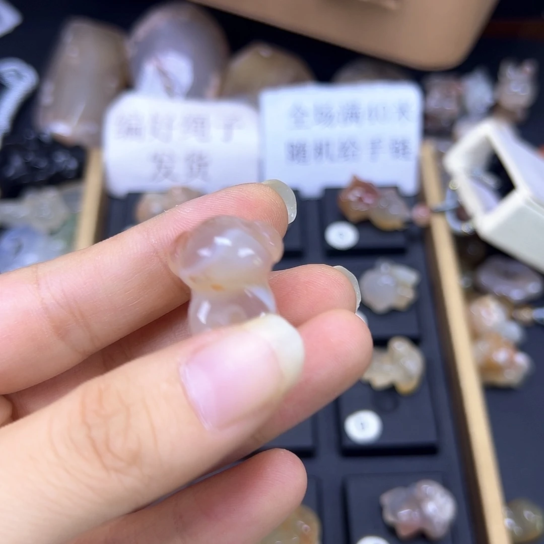S***石英质玉未镶嵌颈饰