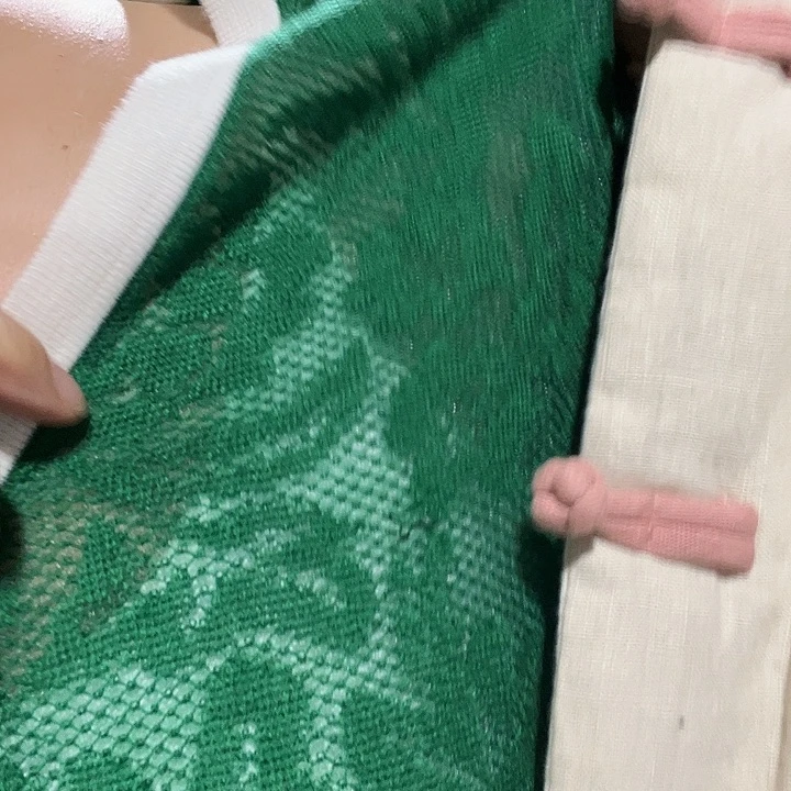绿色嵌白边针织短袖