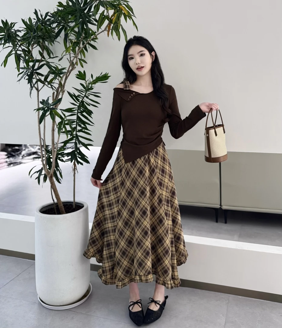 秋天套装女2025新款不规则漏肩长法财阀千金小香风秋冬加厚套装