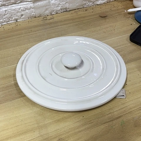 微瑕，不能明火，口径21厘米，白盖2个