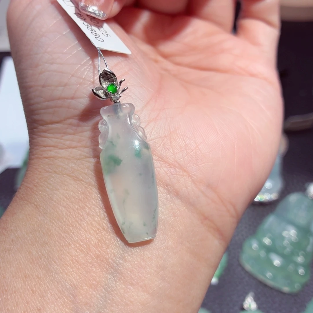 颈饰18K金镶嵌翡翠花瓶