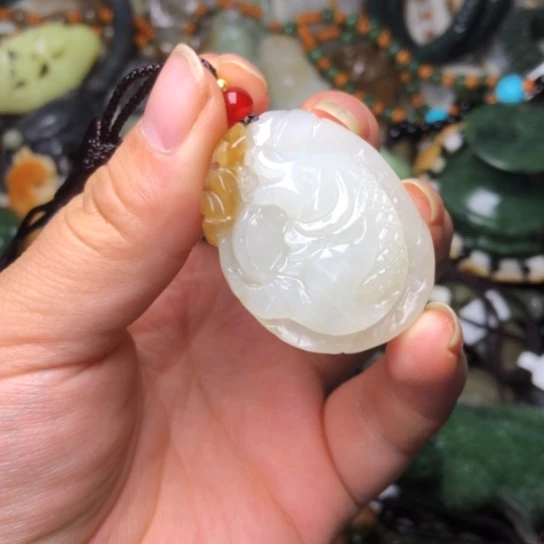 和田玉未镶嵌把件