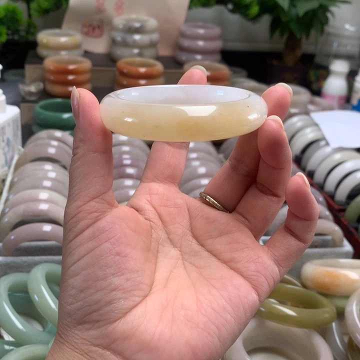 石英质玉未镶嵌手镯