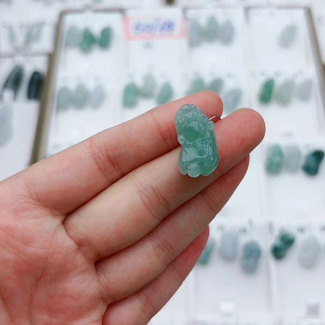 翡翠颈饰未镶嵌貔貅