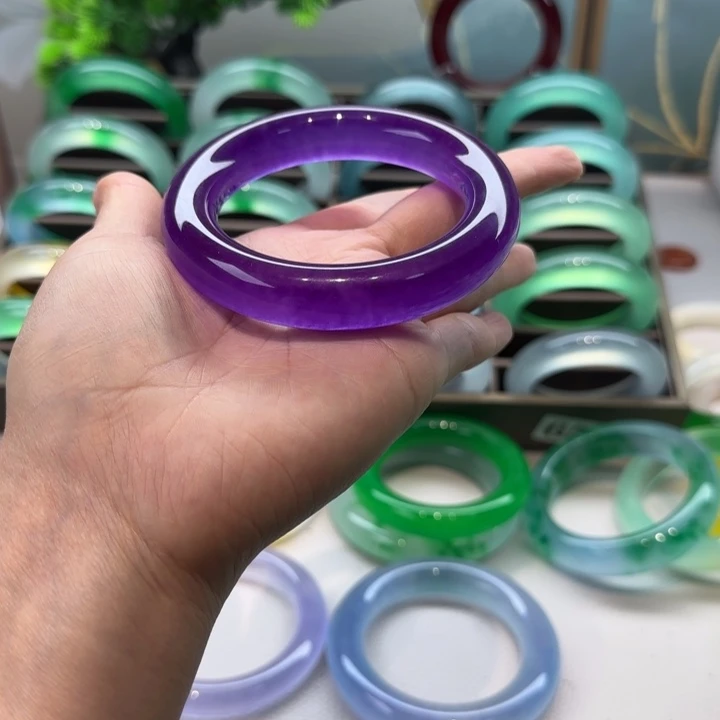 玉所****?时尚飘花手镯306