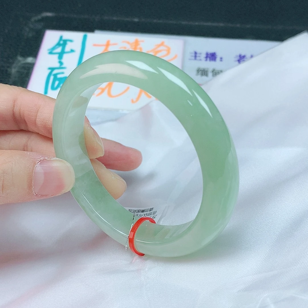 翡翠手镯未镶嵌55圈
