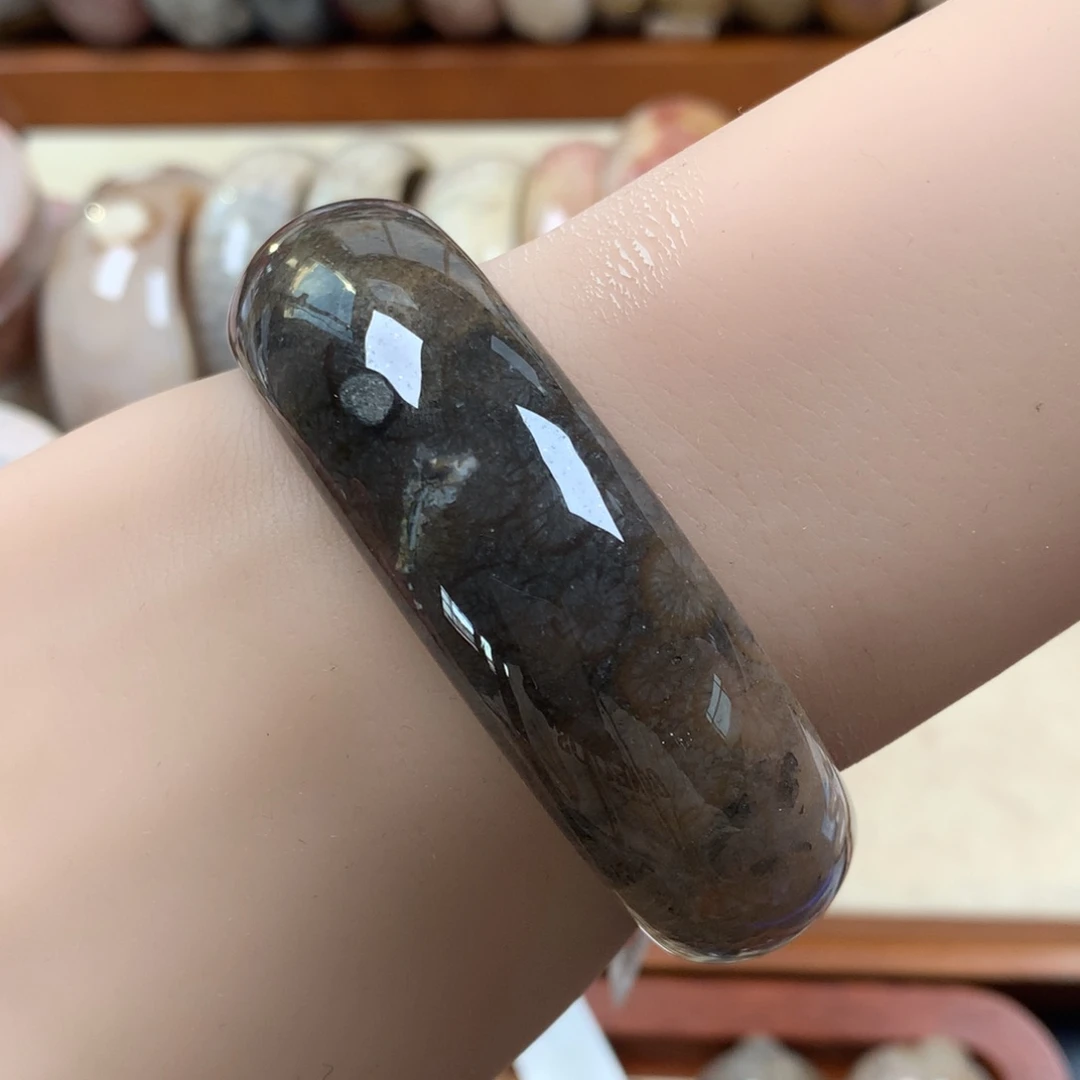 未镶嵌黑金沙54.5圈漏500/个。18硅化珊瑚（珊瑚玉）