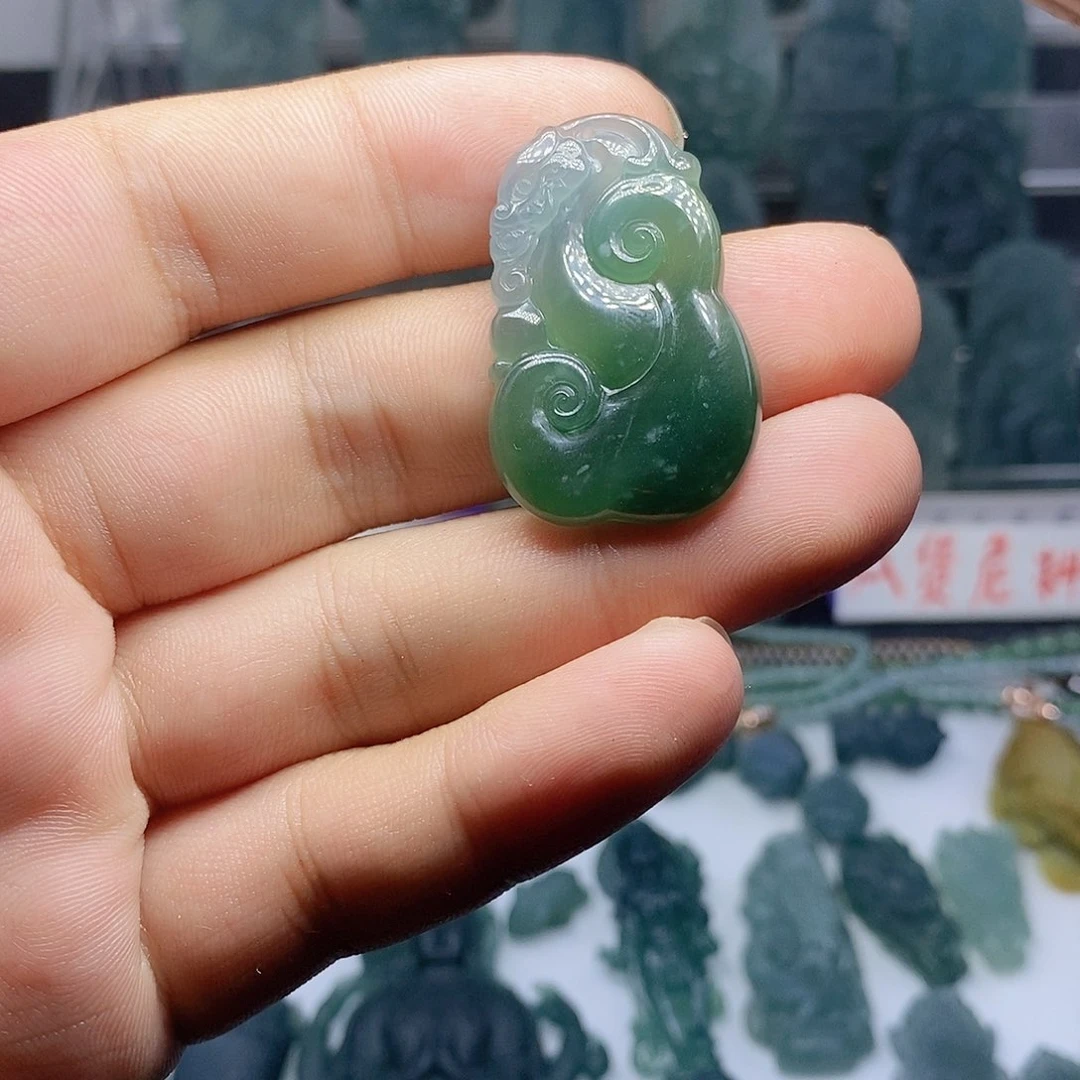 翡翠未镶嵌颈饰如意