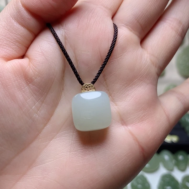 和田玉吊坠18K金镶嵌