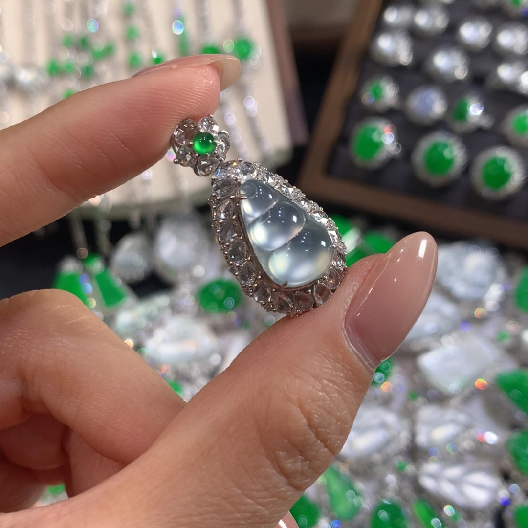 翡翠18K金镶嵌颈饰福豆