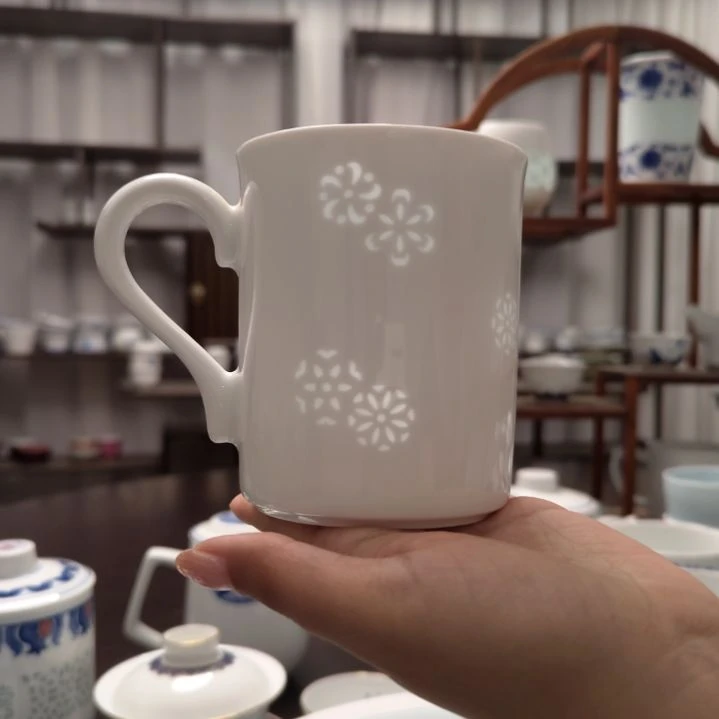 瓷纯白皮球花马克杯一个