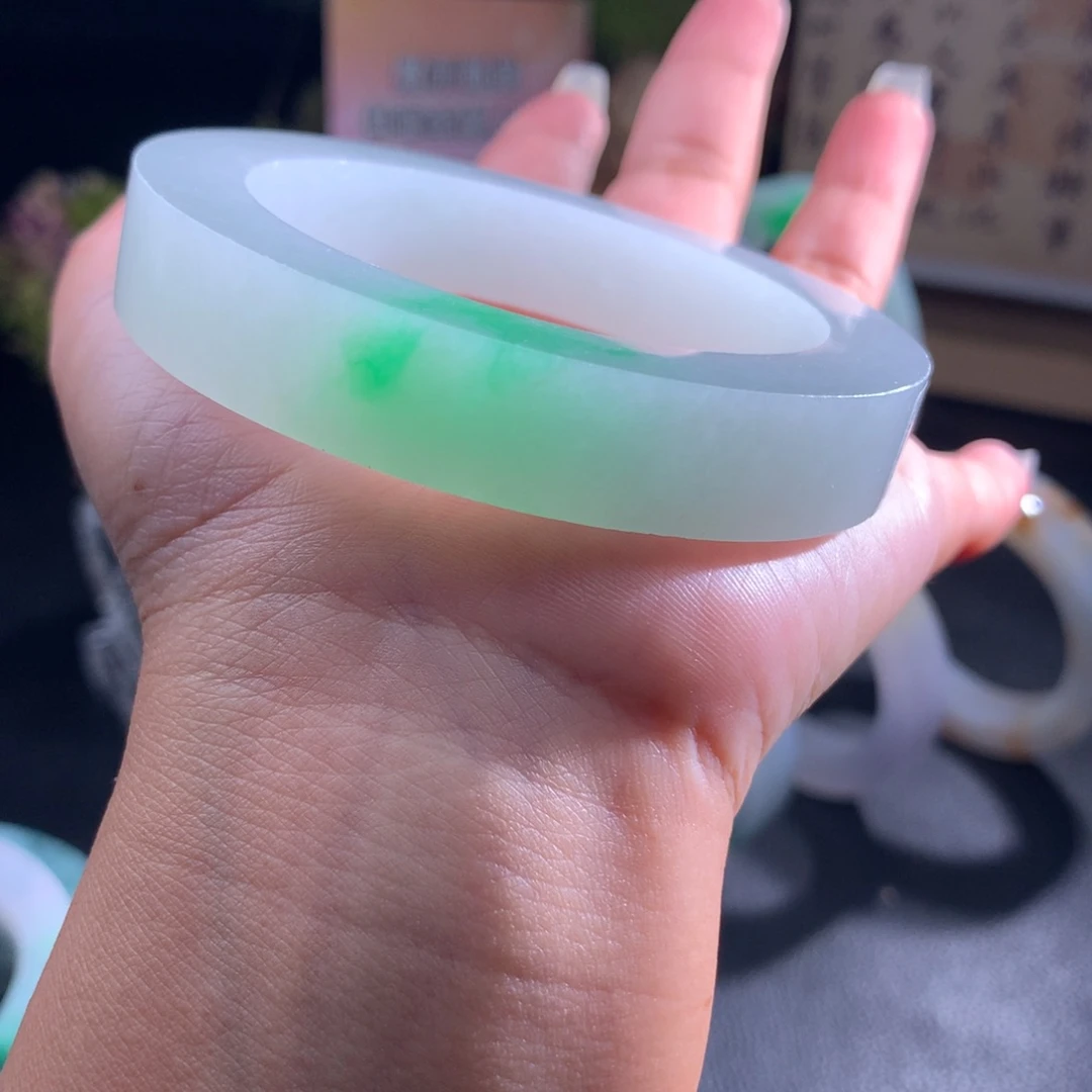 定制翡翠手镯未镶嵌小**?手镯