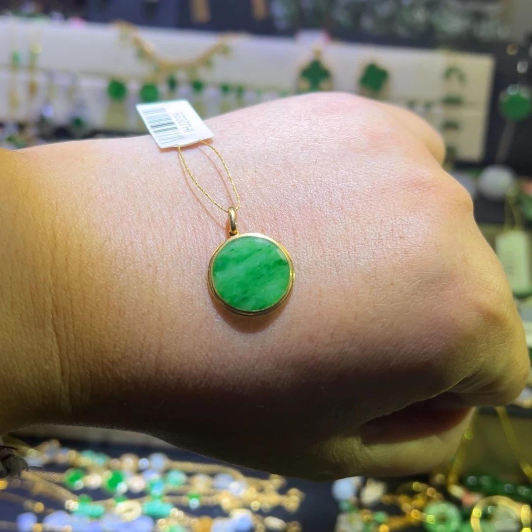 颈饰18K金镶嵌翡翠吊坠