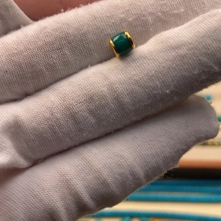 绿松石配饰未镶嵌?**W