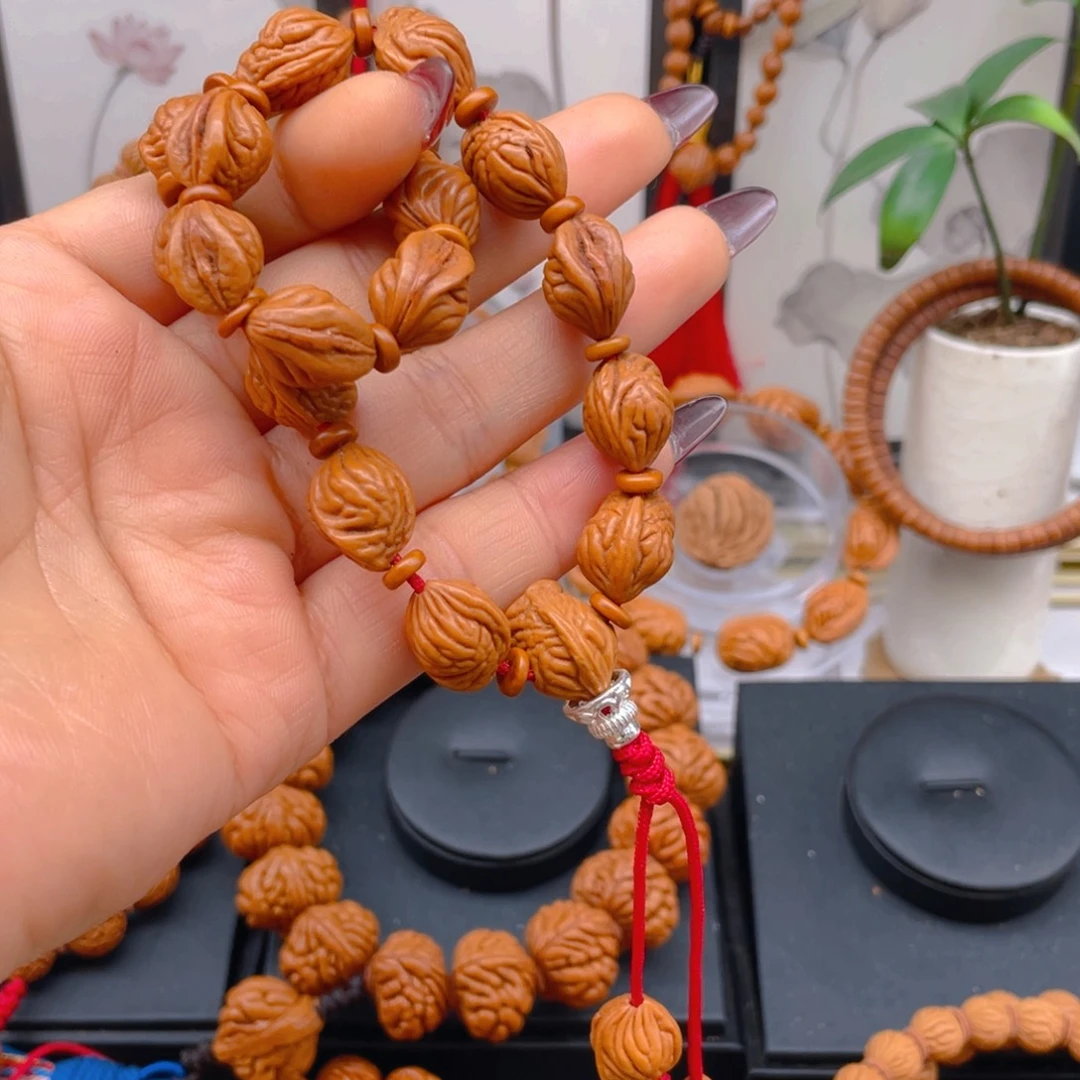 一***白吊坠桃核红红火火。红红火火