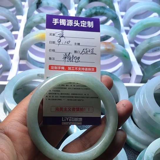 黄***莲未镶嵌不退不换定制翡翠