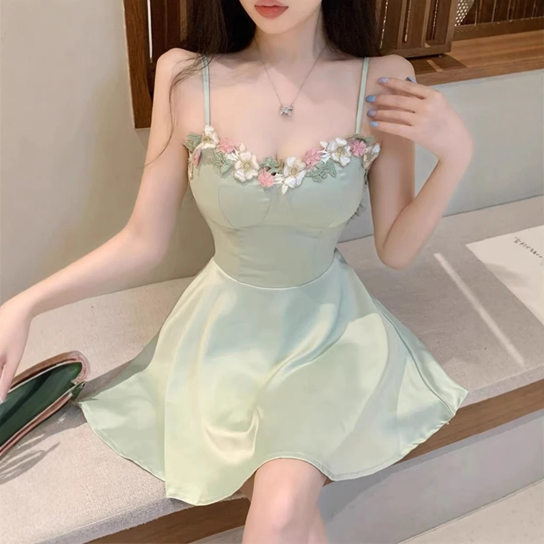 法式温柔风绿色吊带连衣裙女2025夏季漂亮气质显瘦纯欲慵懒风女装