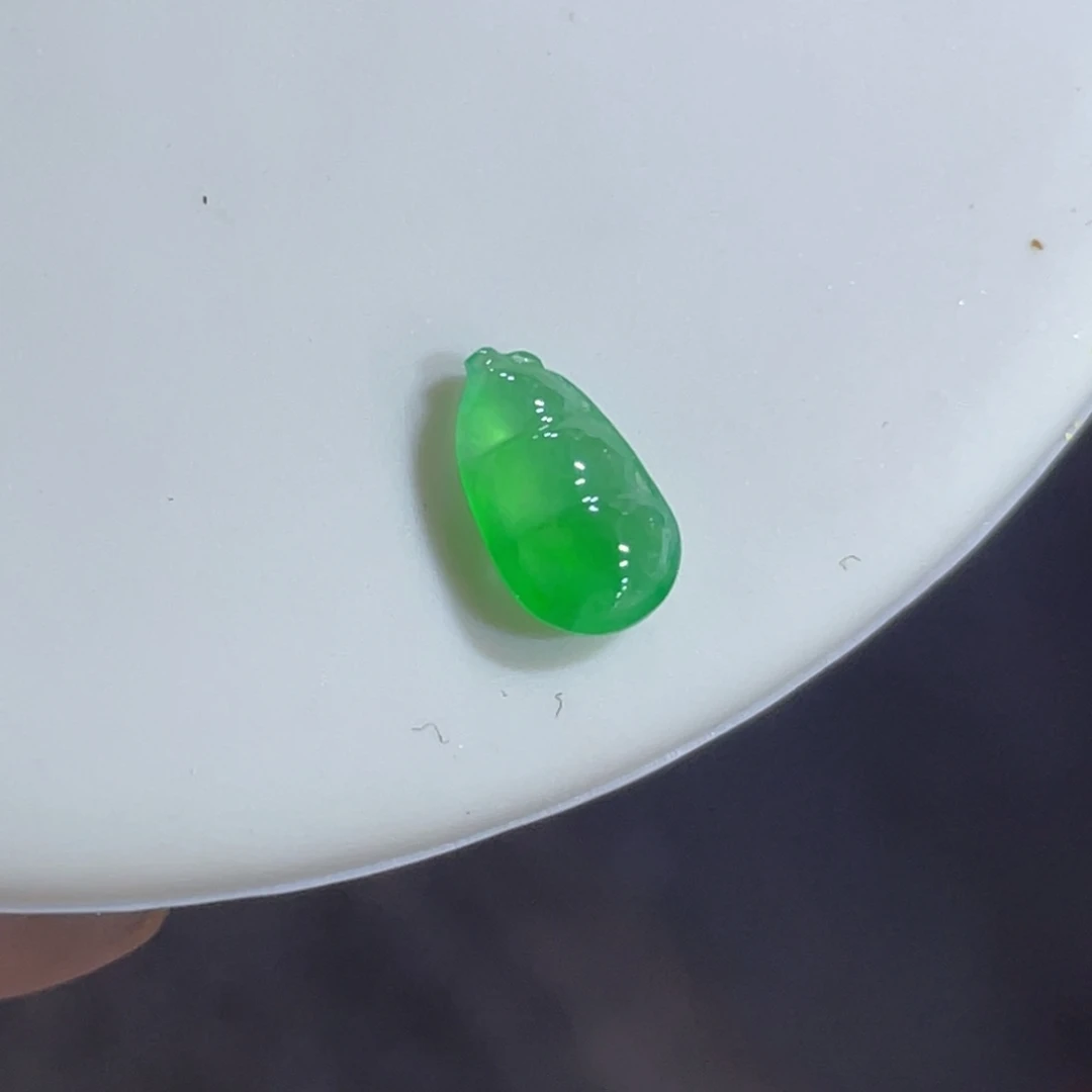 翡翠未镶嵌颈饰豆子