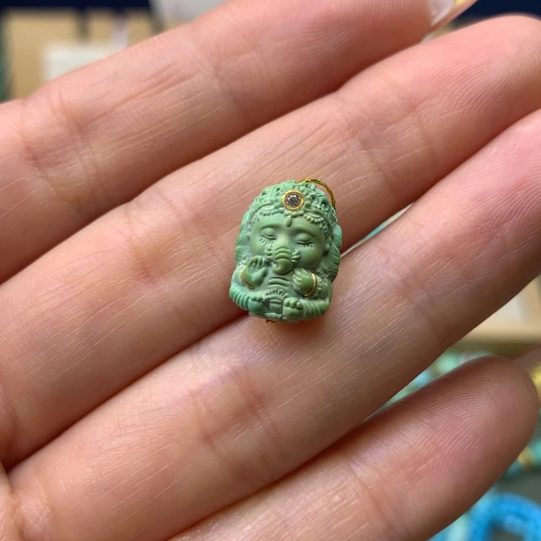 绿松石吊坠未镶嵌皮****?
