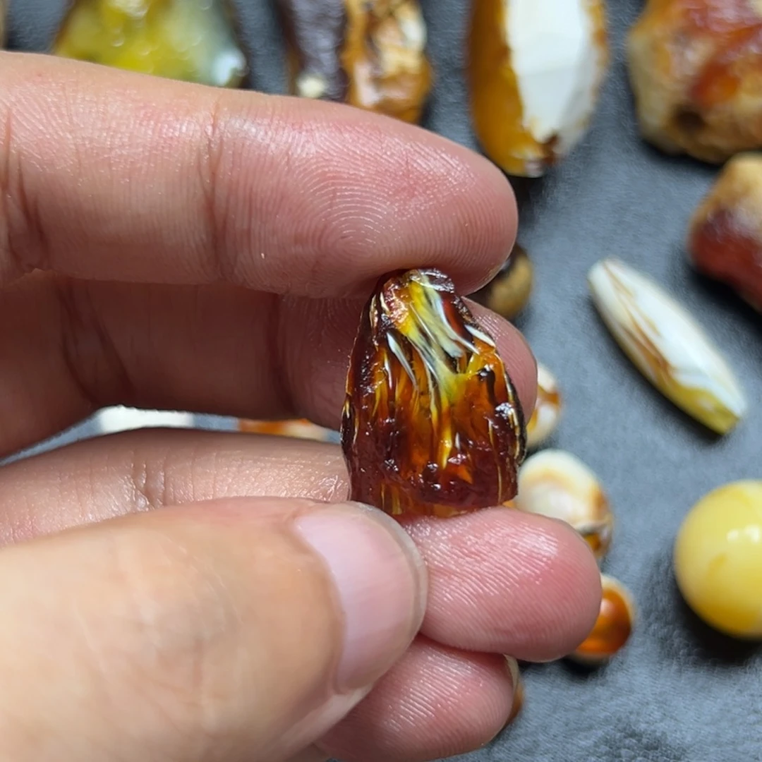 定制琥珀未镶嵌游****?琥珀蜜蜡原石定制