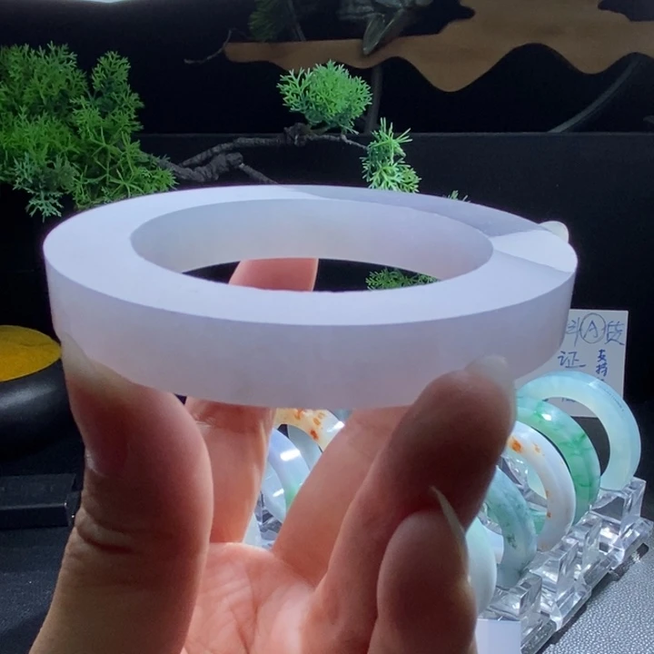 定制翡翠未镶嵌翡翠手镯