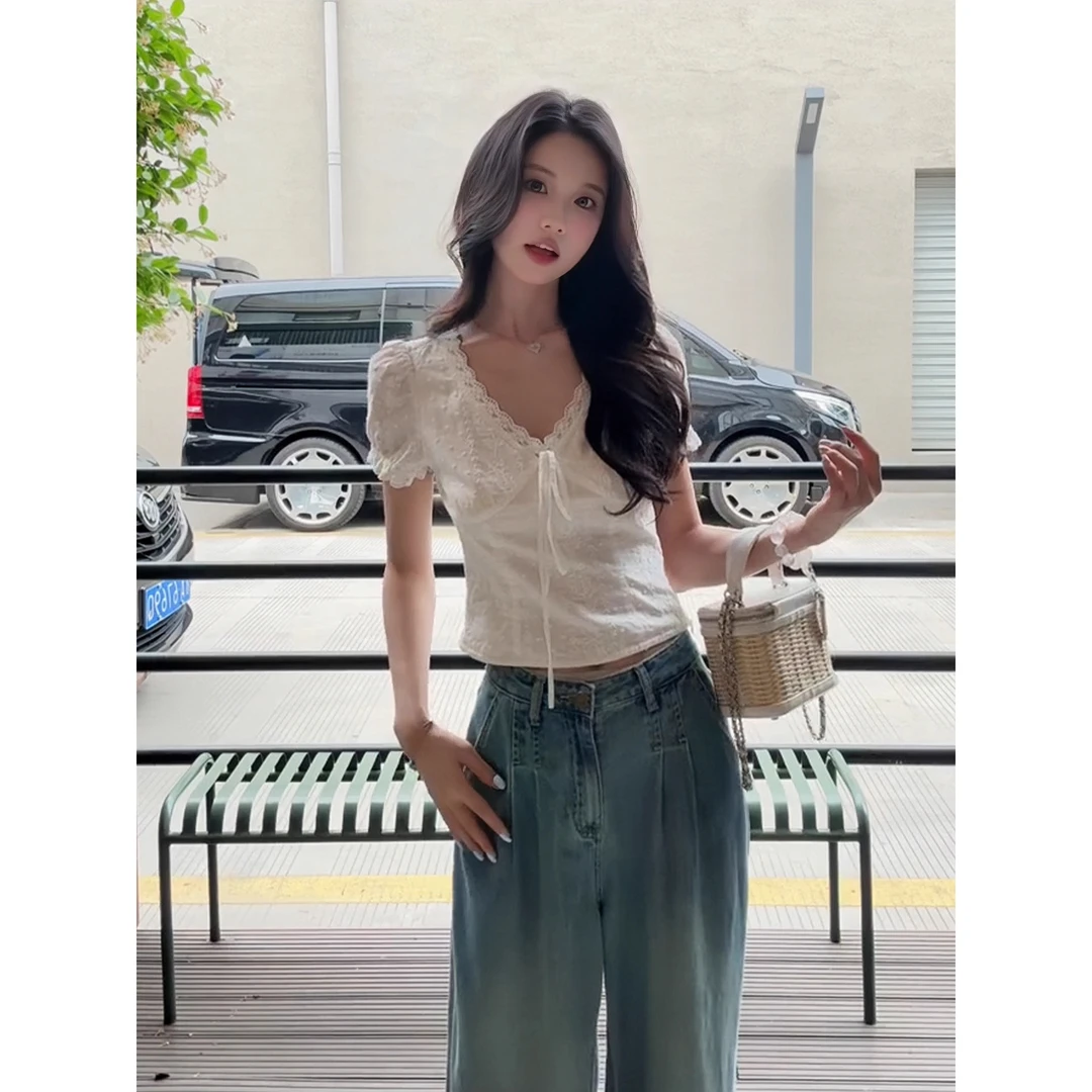 白色蕾丝拼接v领泡泡袖短袖t恤女夏季气质紧身收腰独特漂亮小上衣