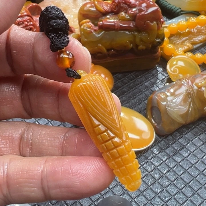 石英质玉(黄龙玉)颈饰未镶嵌