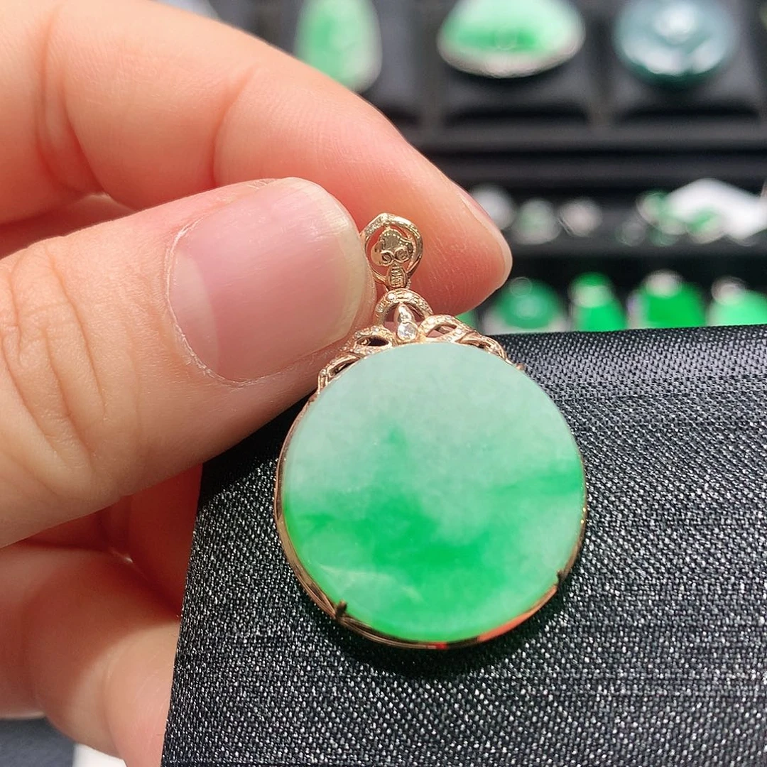 翡翠18K金镶嵌颈饰圆牌