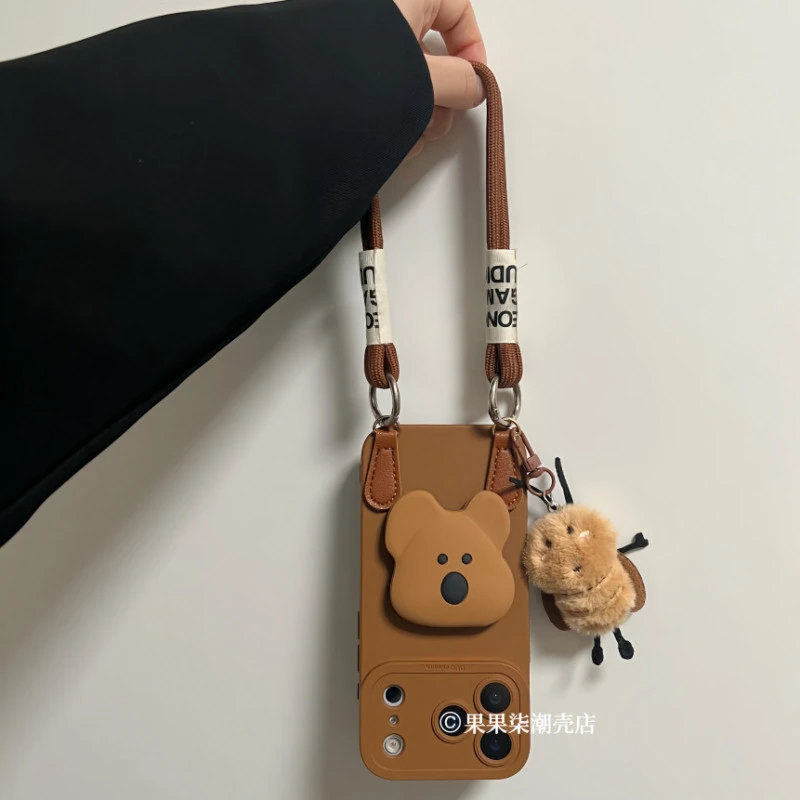 栗棕色小熊支架适用iPhone17promax手机壳挂绳苹果16新款15腕带13