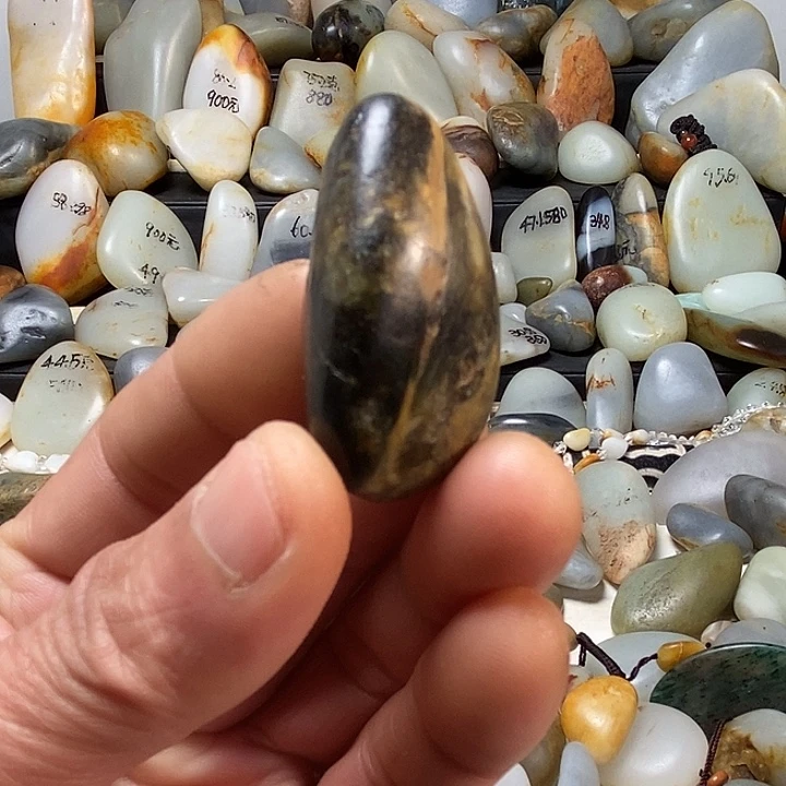 和田玉未镶嵌颈饰吊坠