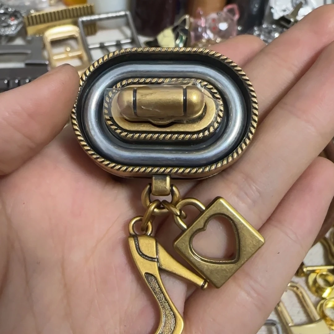 金色扭锁10元一个