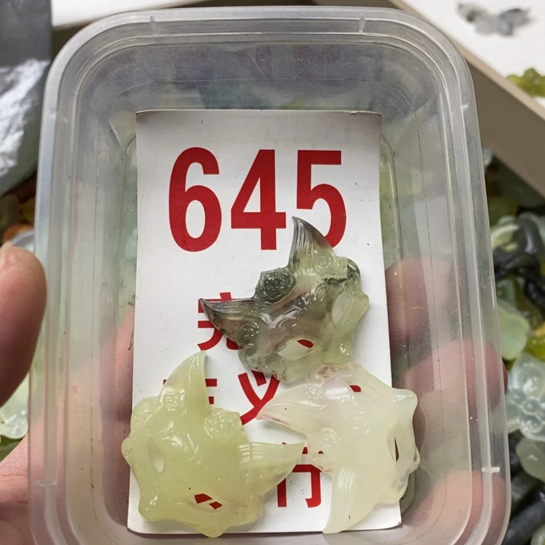 蛇纹石玉挂坠未镶嵌