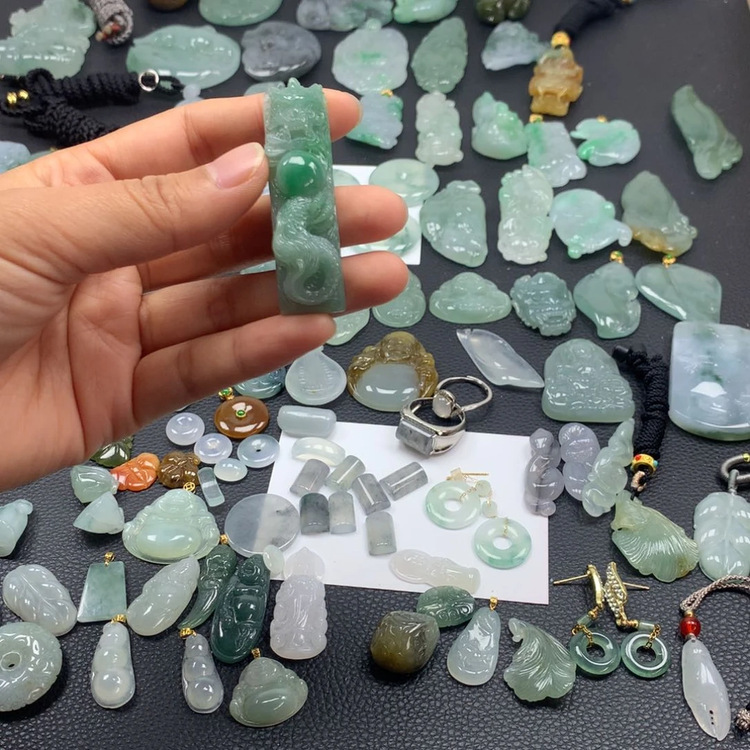 翡翠颈饰未镶嵌手牌