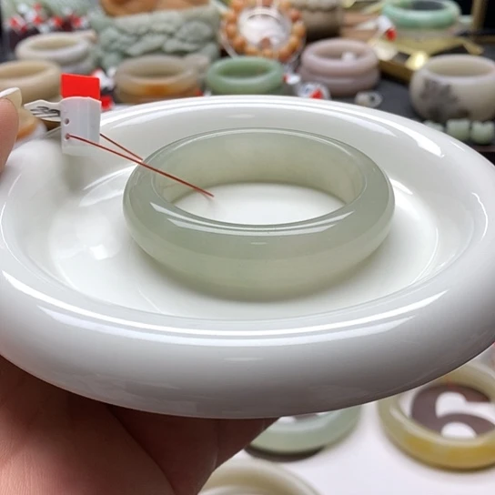 石英质玉手镯未镶嵌