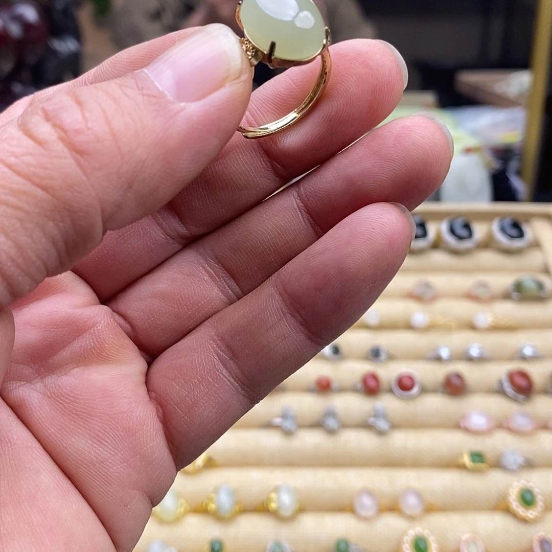 大***熊和田玉未镶嵌颈饰