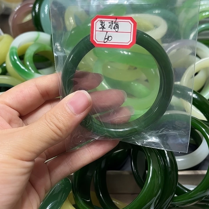 ****未镶嵌手镯和田玉