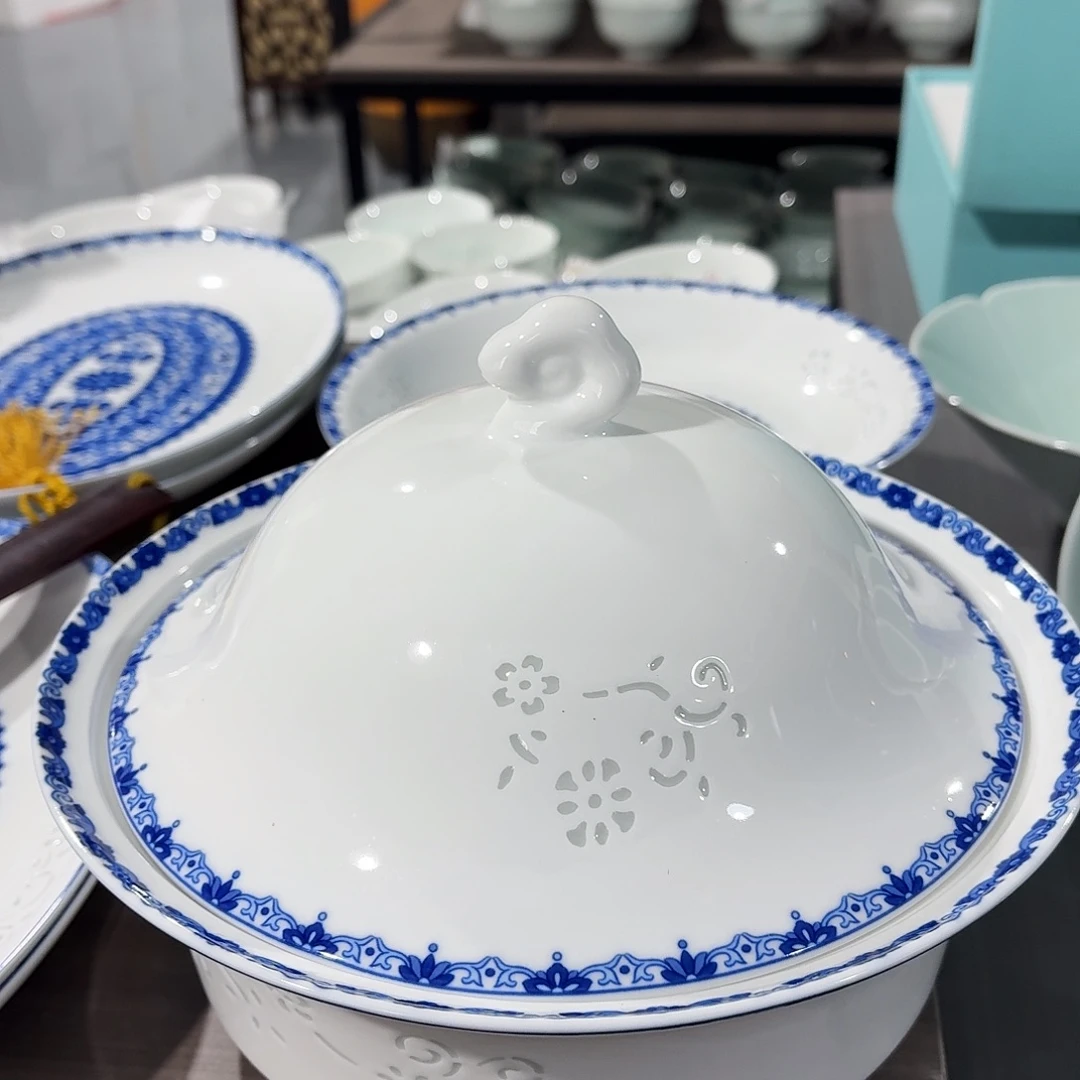 白瓷景德镇青花玲珑汤煲二级1个