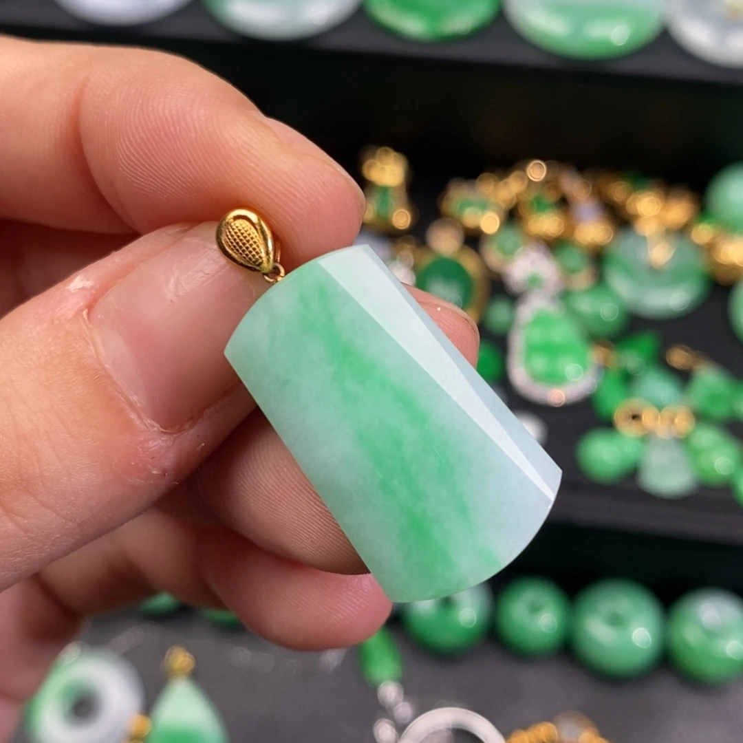 翡翠18K金镶嵌颈饰翡翠