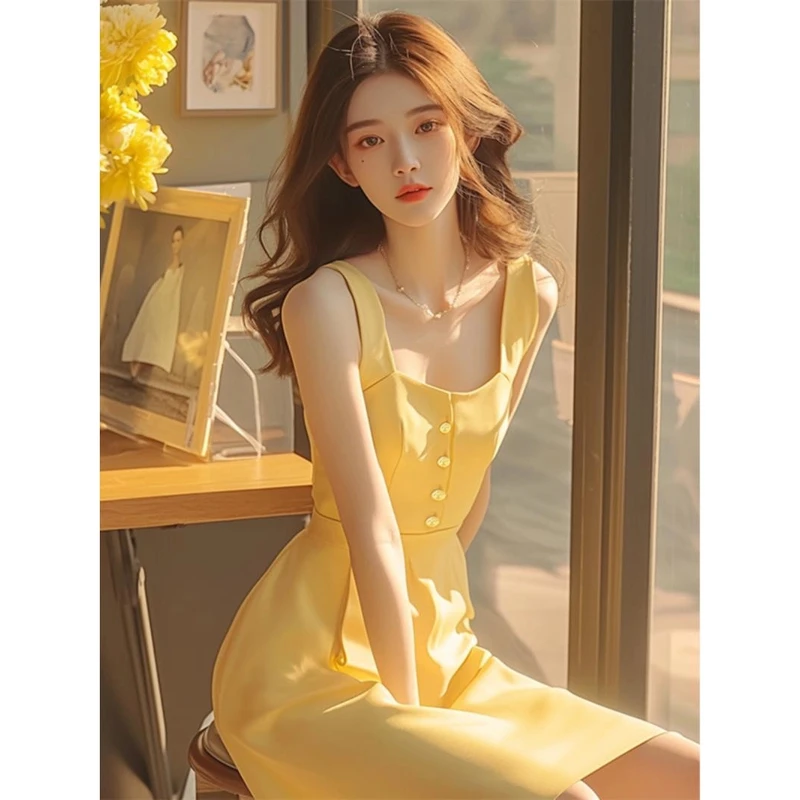 法式赫本风海边度假高级感超好看显瘦气质绝美黄色吊带连衣裙女夏