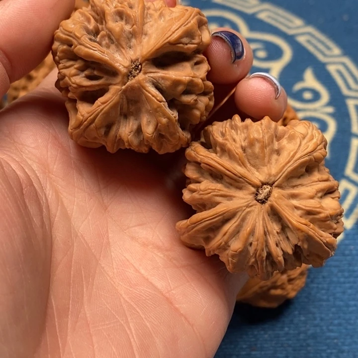 R****吊坠文玩核桃暴雪